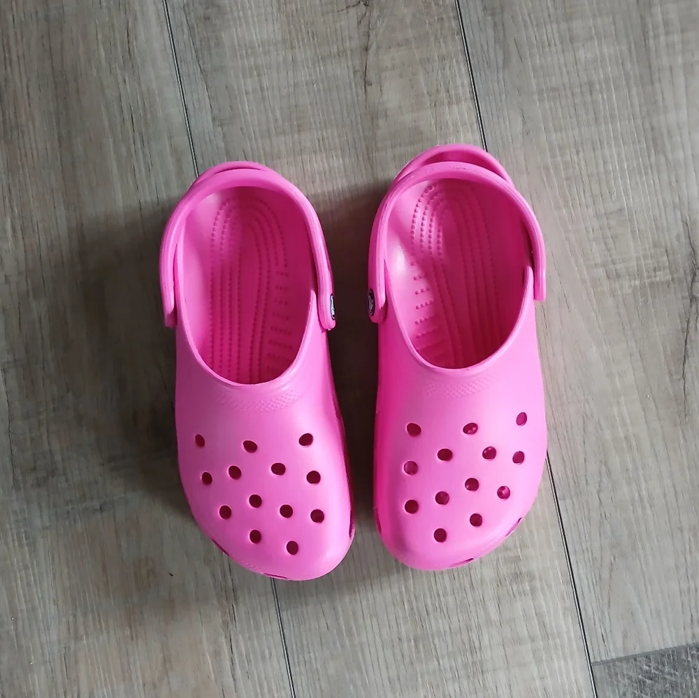Crocs Classic Clog in Pink. Size J5 (Big Kids 5+)